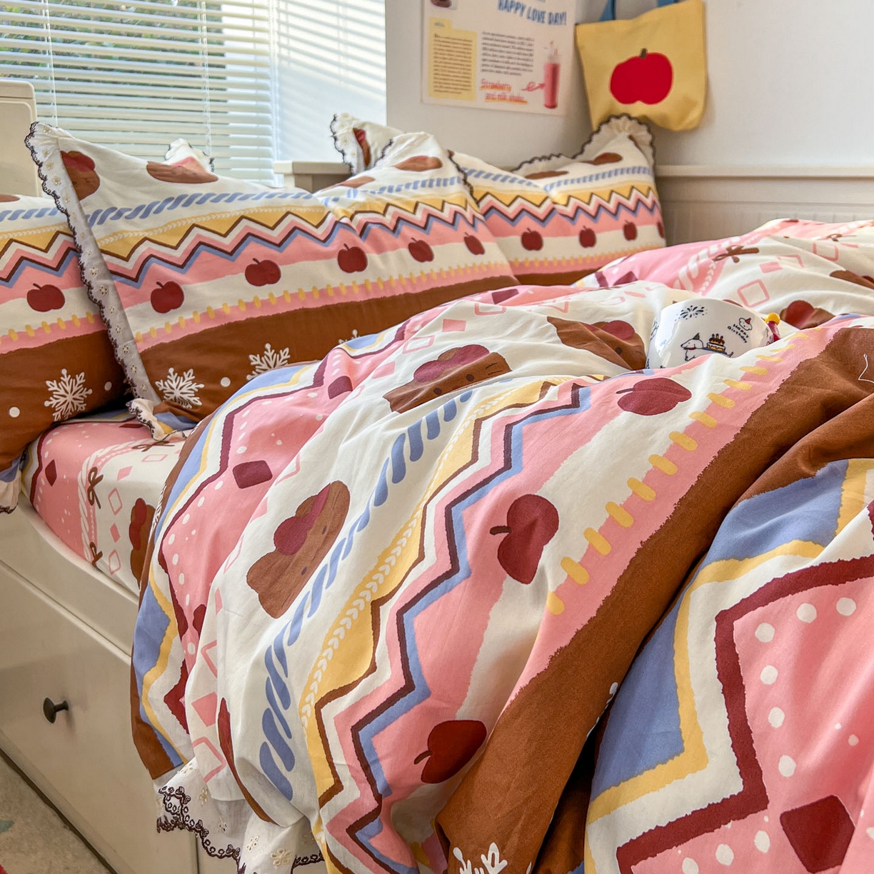 91家纺网 家纺一手货源 找家纺 希诺家居 2025新款费尔岛风全棉纯棉四件套韩式小清新花边四件套 秘境苹果猫