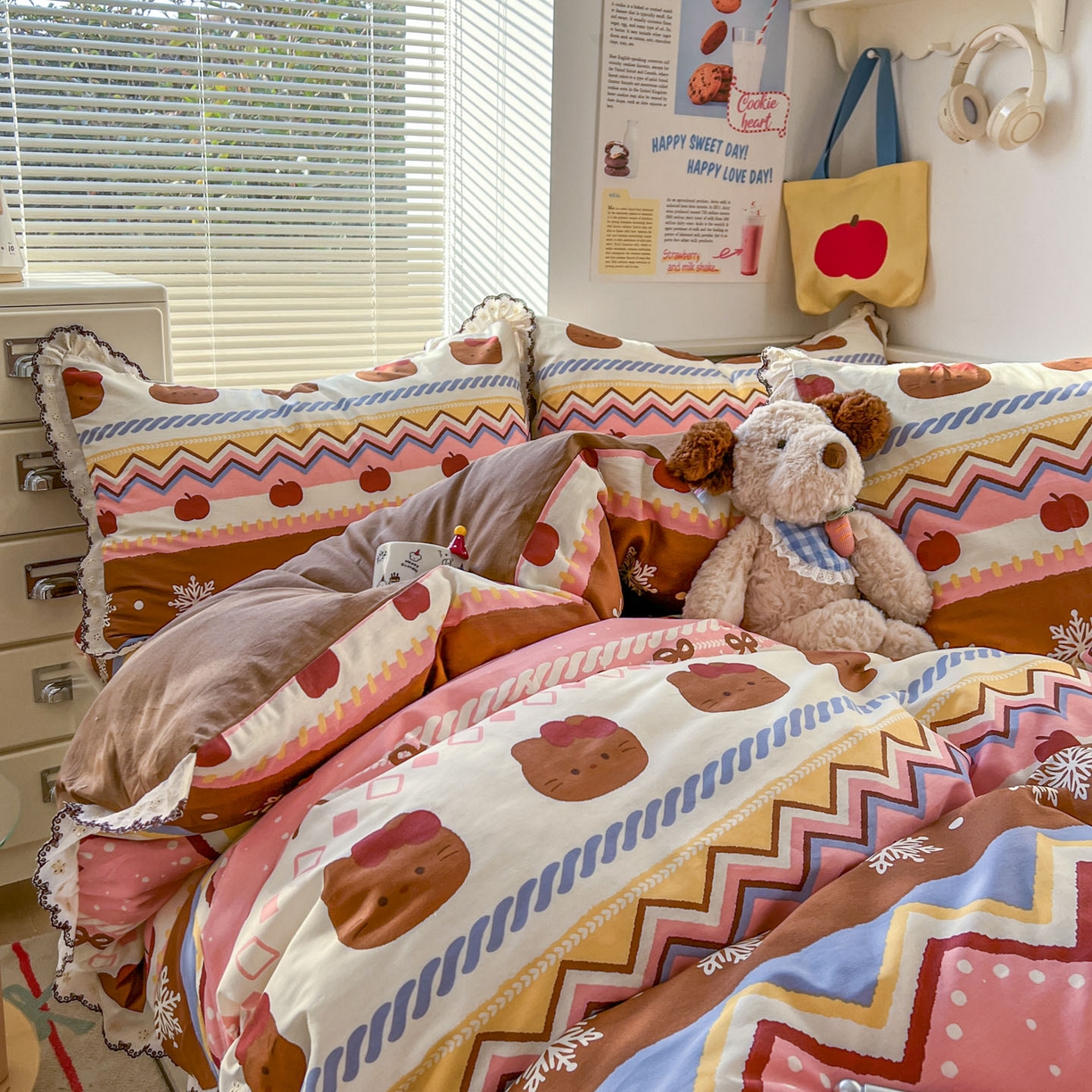 91家纺网 家纺一手货源 找家纺 希诺家居 2025新款费尔岛风全棉纯棉四件套韩式小清新花边四件套 秘境苹果猫