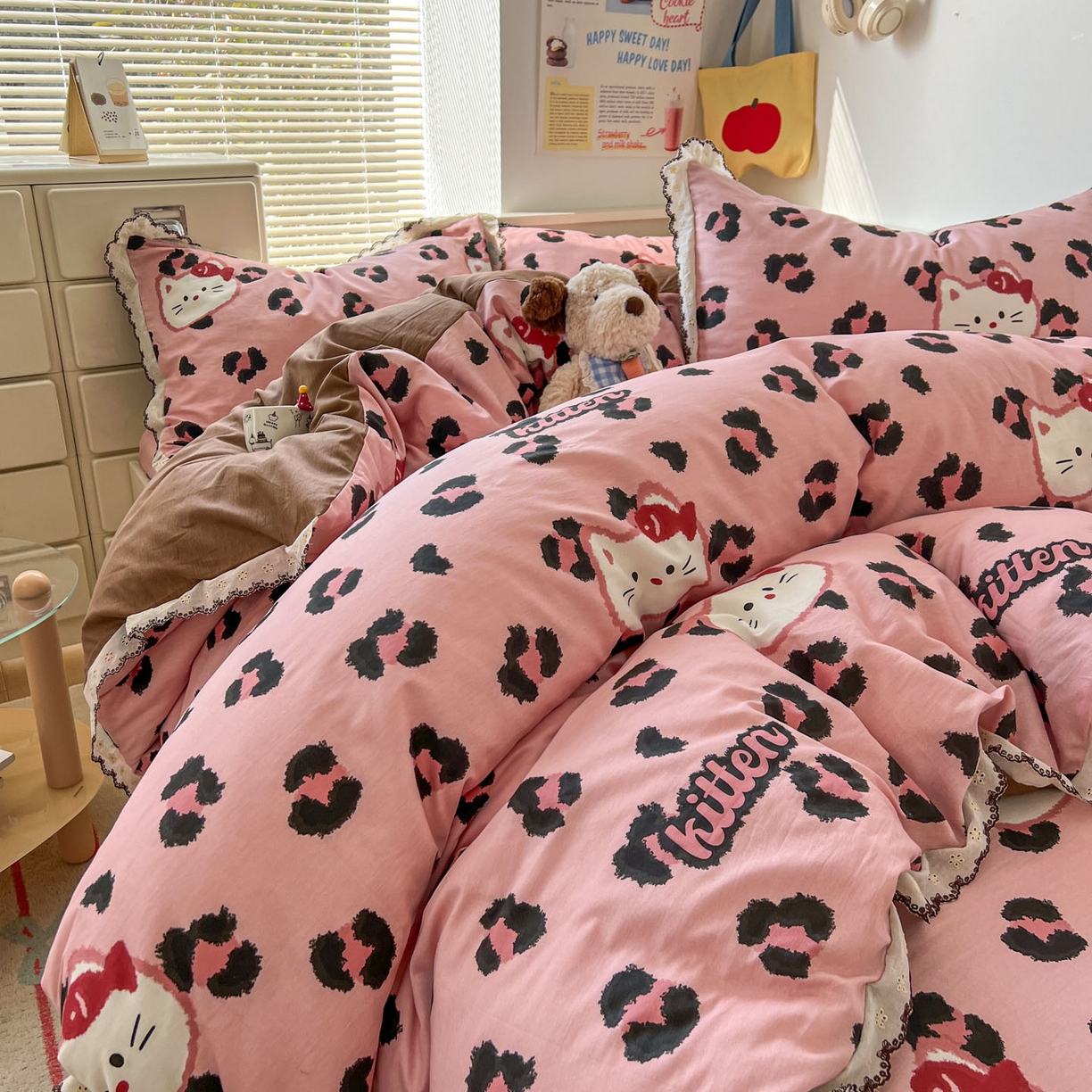 91家纺网 家纺一手货源 找家纺 希诺家居 2025新款费尔岛风全棉纯棉四件套韩式小清新花边四件套 千禧喵-粉