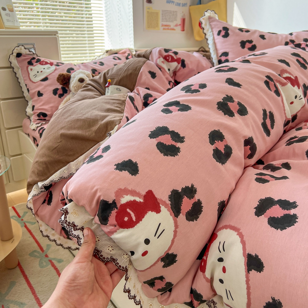 91家纺网 家纺一手货源 找家纺 希诺家居 2025新款费尔岛风全棉纯棉四件套韩式小清新花边四件套 千禧喵-粉