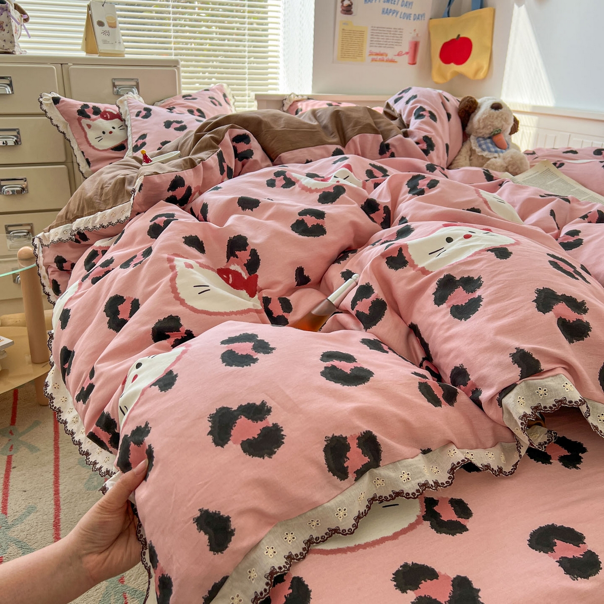 91家纺网 家纺一手货源 找家纺 希诺家居 2025新款费尔岛风全棉纯棉四件套韩式小清新花边四件套 千禧喵-粉