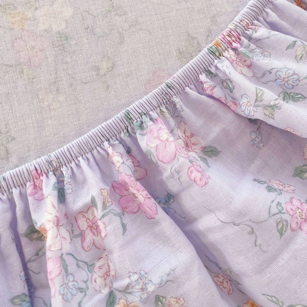 91家纺网 家纺一手货源 找家纺 春皖家纺 2026新款A类全棉有氧双层纱印花四件套单品系列-单床笠 雾色里德