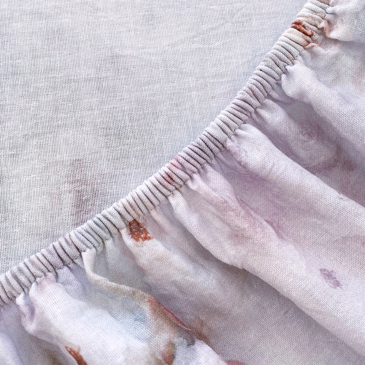 91家纺网 家纺一手货源 找家纺 春皖家纺 2026新款A类全棉有氧双层纱印花四件套单品系列-单床笠 雾棕