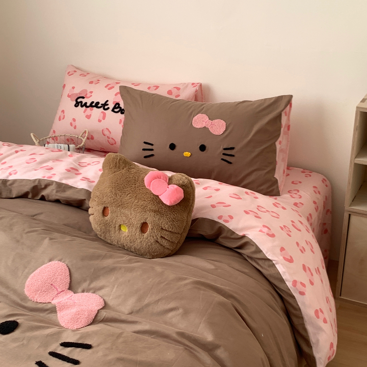 91家纺网 家纺一手货源 找家纺 桃喜 2026新款40支全棉12868四件套-黑皮猫猫 黑皮猫猫粉咖