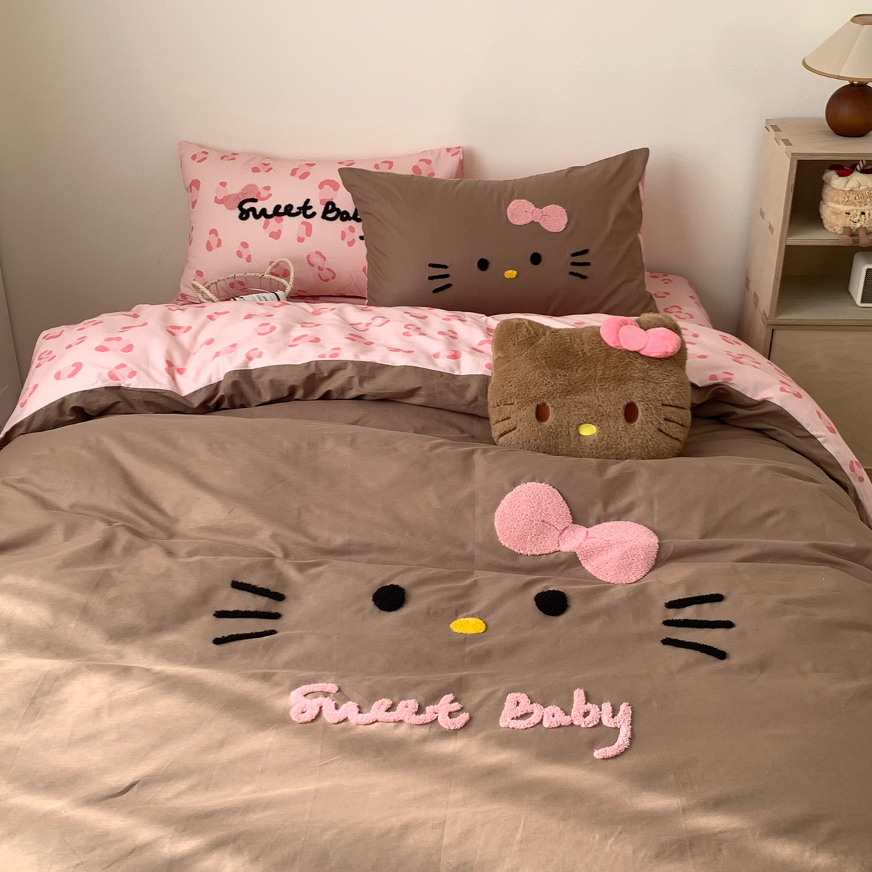 91家纺网 家纺一手货源 找家纺 桃喜 2026新款40支全棉12868四件套-黑皮猫猫 黑皮猫猫粉咖