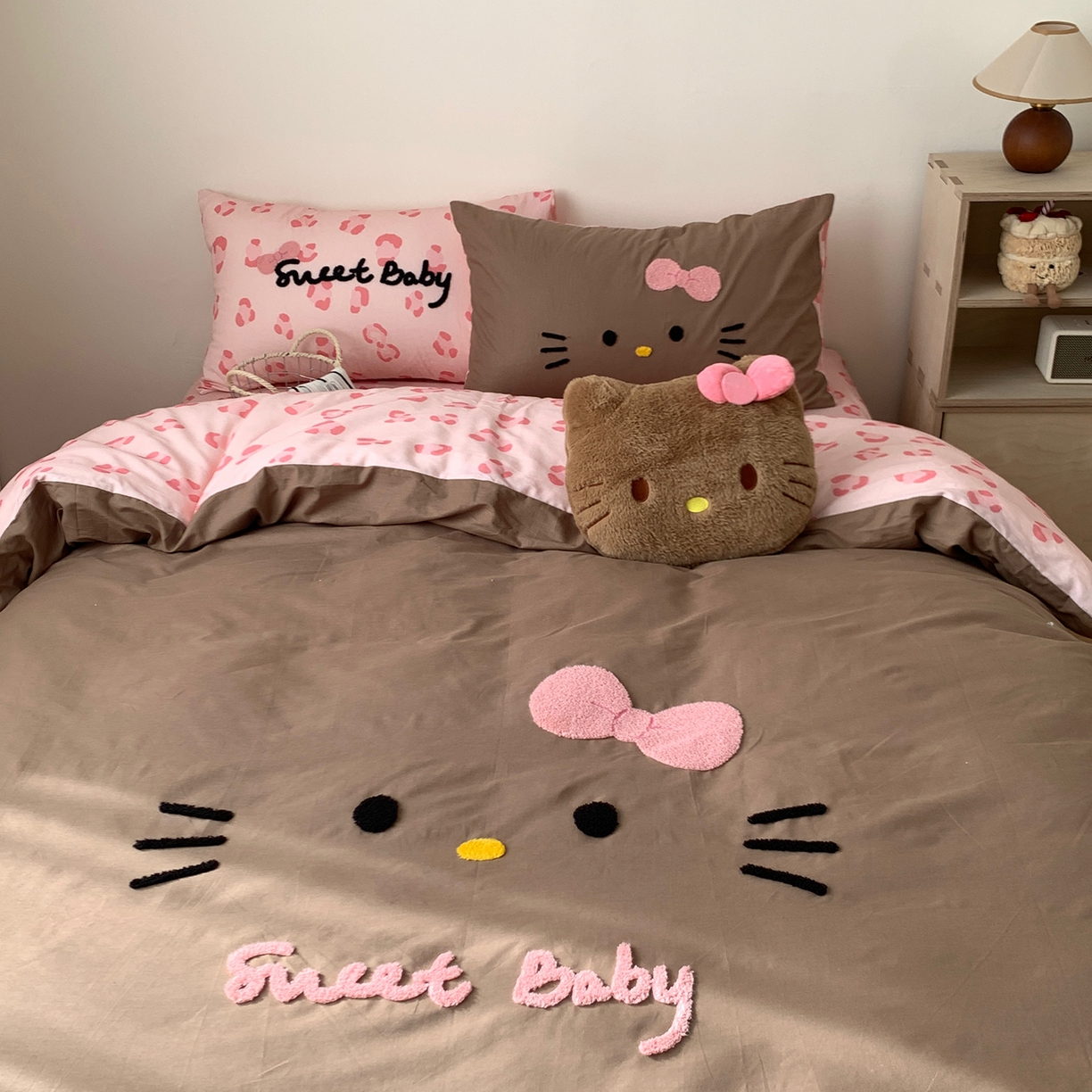 91家纺网 家纺一手货源 找家纺 桃喜 2026新款40支全棉12868四件套-黑皮猫猫 黑皮猫猫粉咖