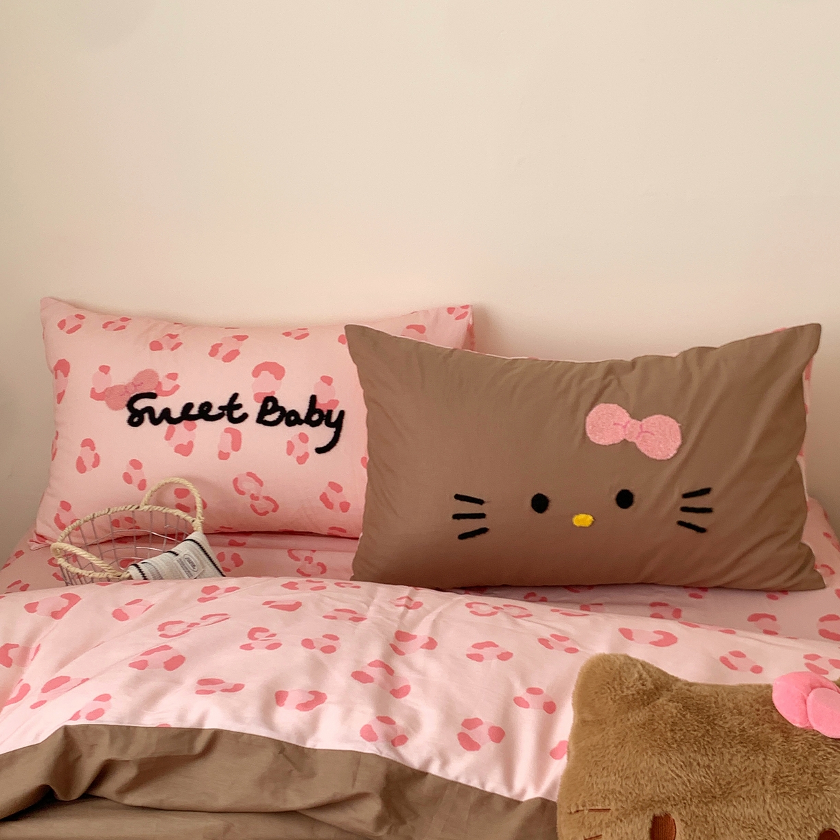 91家纺网 家纺一手货源 找家纺 桃喜 2026新款40支全棉12868四件套-黑皮猫猫 黑皮猫猫粉咖