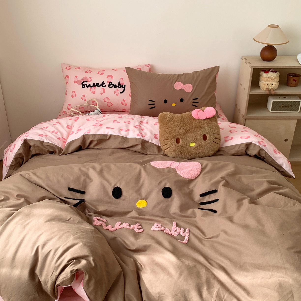 91家纺网 家纺一手货源 找家纺 桃喜 2026新款40支全棉12868四件套-黑皮猫猫 黑皮猫猫粉咖