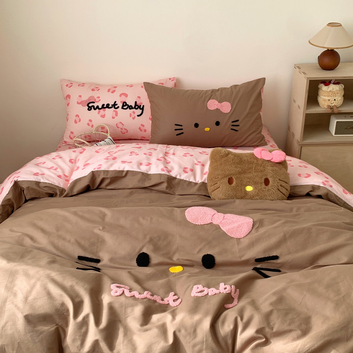91家纺网 家纺一手货源 找家纺 桃喜 2026新款40支全棉12868四件套-黑皮猫猫 黑皮猫猫粉咖