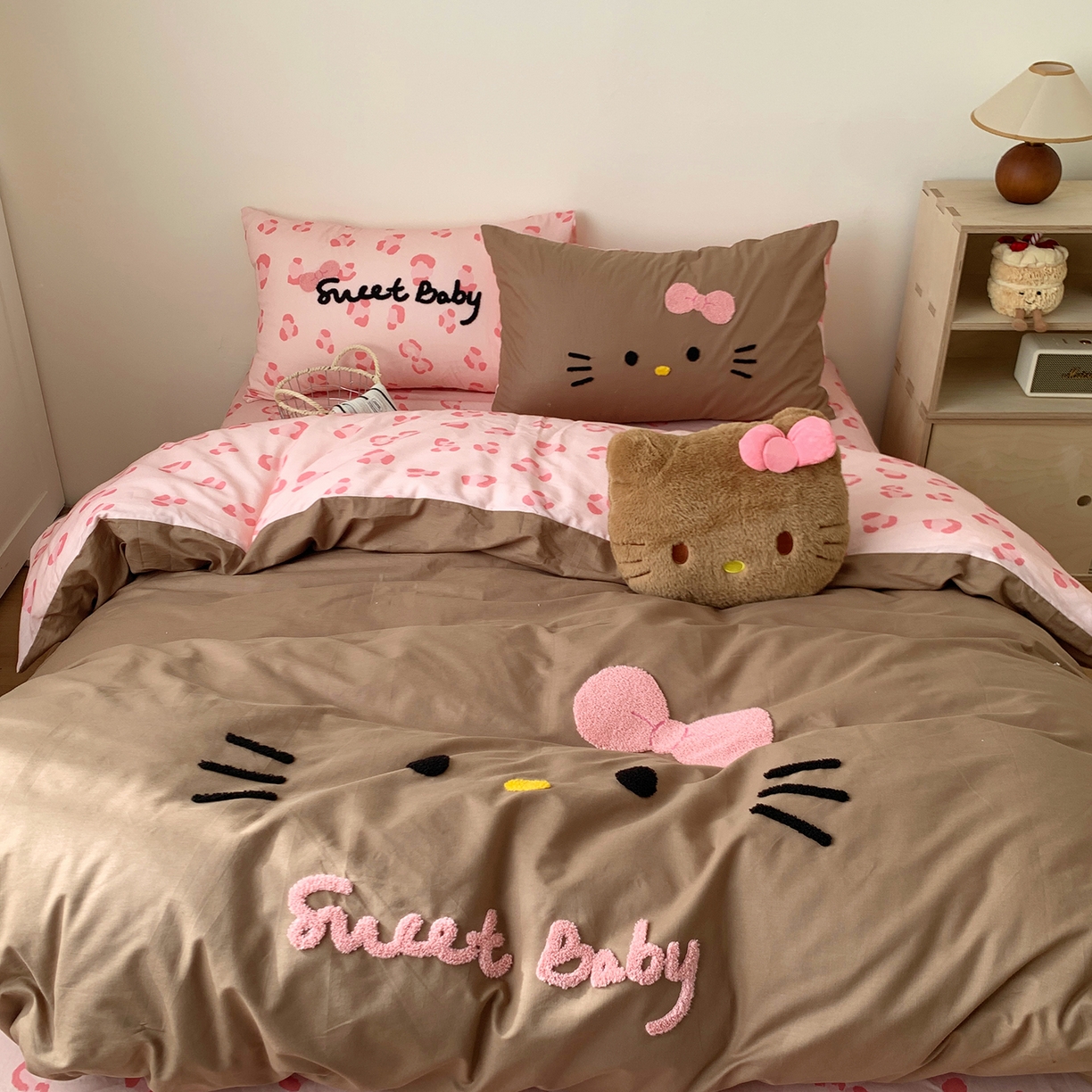 91家纺网 家纺一手货源 找家纺 桃喜 2026新款40支全棉12868四件套-黑皮猫猫 黑皮猫猫粉咖