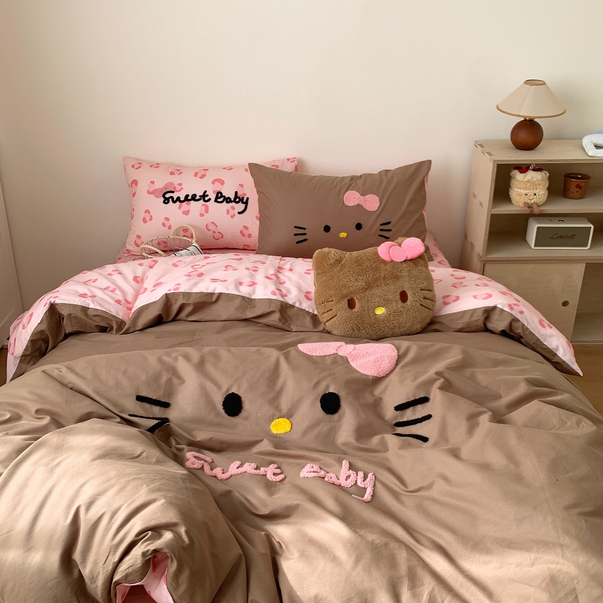 91家纺网 家纺一手货源 找家纺 桃喜 2026新款40支全棉12868四件套-黑皮猫猫 黑皮猫猫粉咖