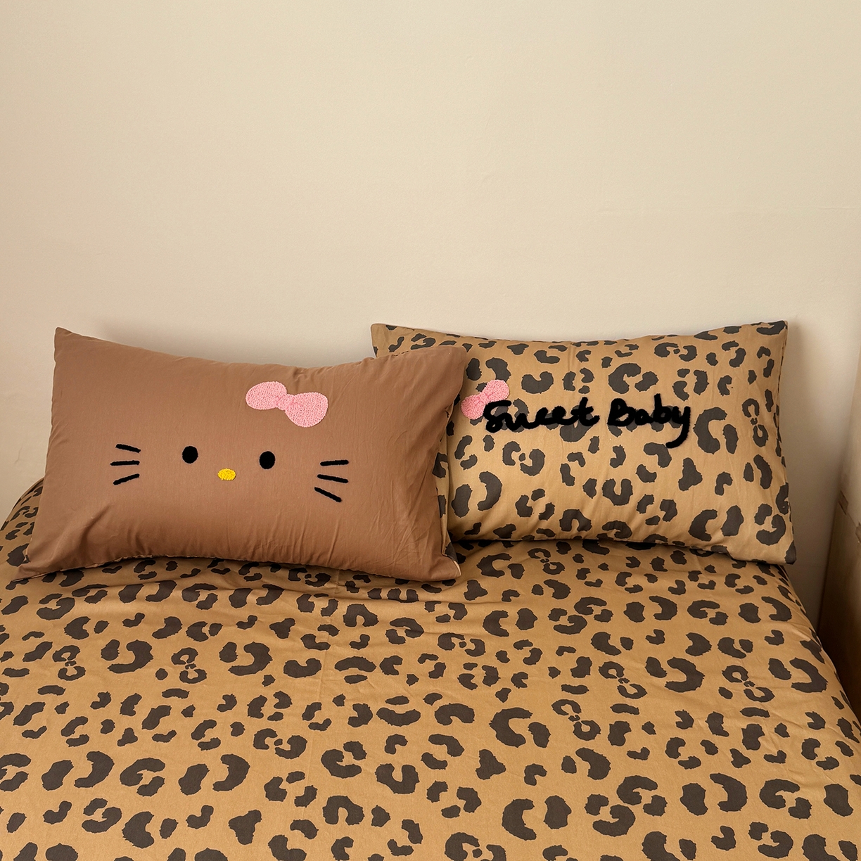 91家纺网 家纺一手货源 找家纺 桃喜 2026新款40支全棉12868四件套-黑皮猫猫 黑皮猫猫咖