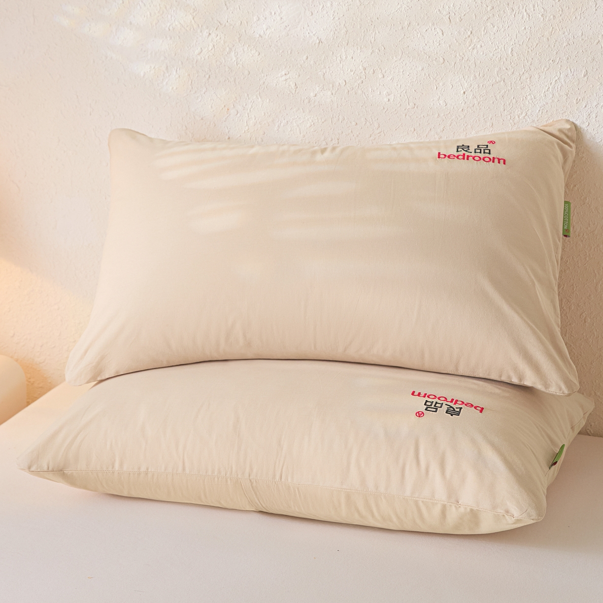 91家纺网 家纺一手货源 找家纺 芬晴家纺 2026新款条纹纯色良品刺绣枕套 纯色-浅卡