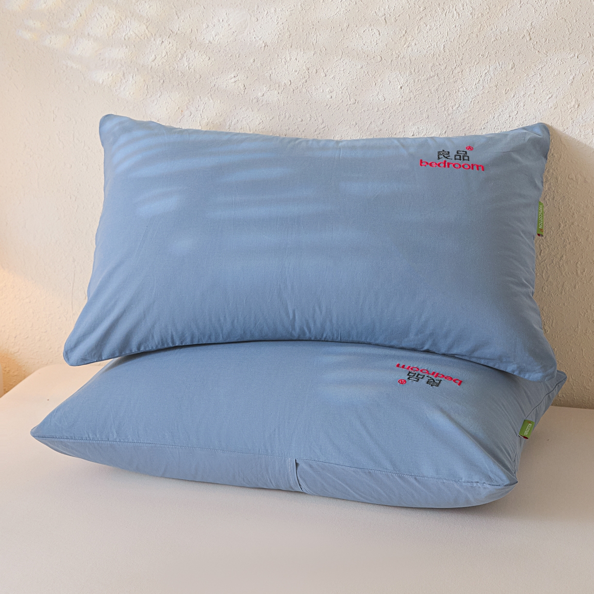 91家纺网 家纺一手货源 找家纺 芬晴家纺 2026新款条纹纯色良品刺绣枕套 纯色-雾蓝