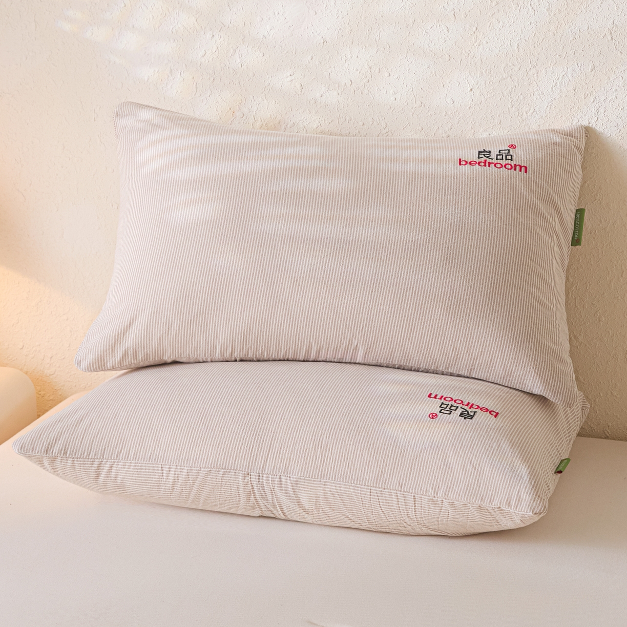 91家纺网 家纺一手货源 找家纺 芬晴家纺 2026新款条纹纯色良品刺绣枕套 条纹-咖