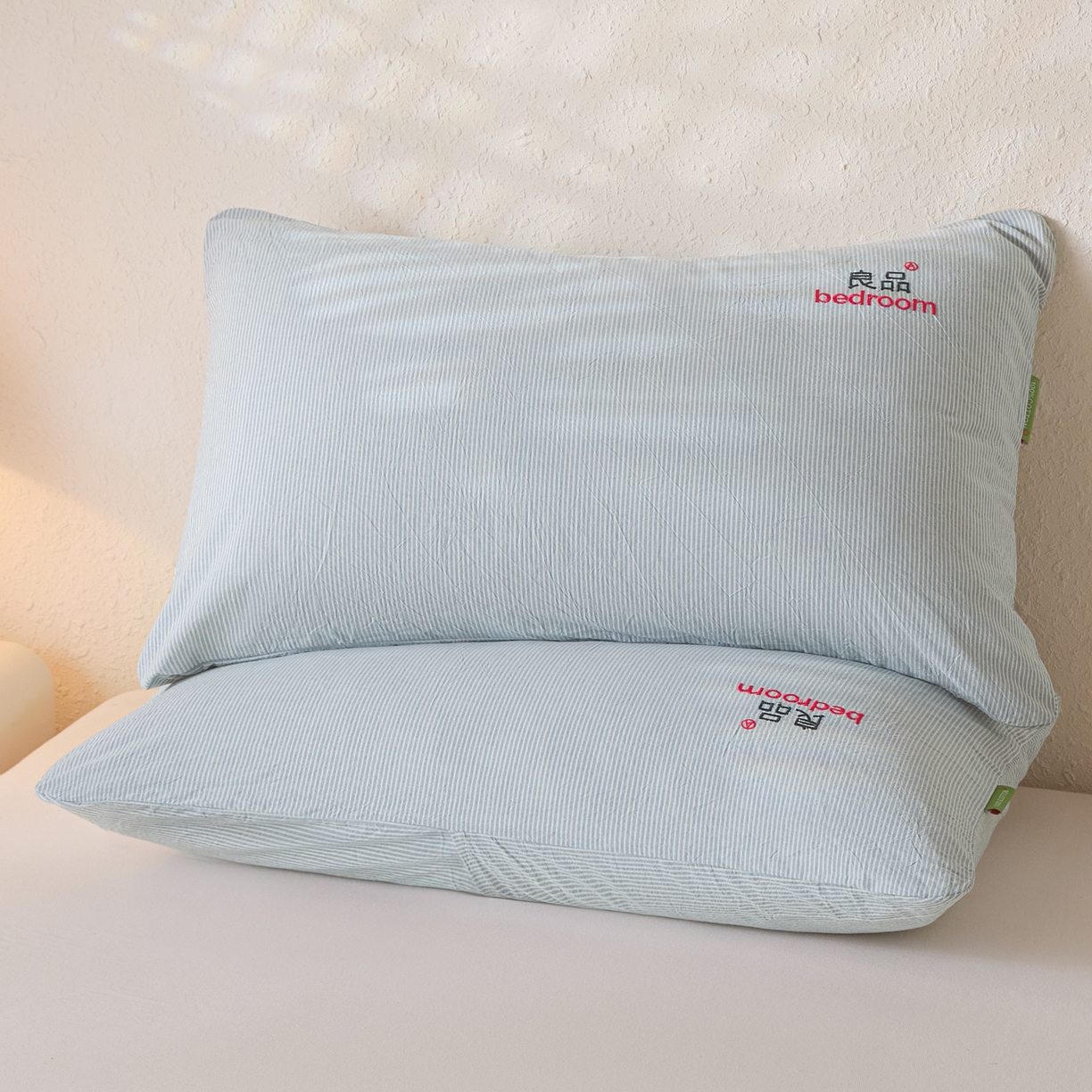 91家纺网 家纺一手货源 找家纺 芬晴家纺 2026新款条纹纯色良品刺绣枕套 条纹-雾霾蓝