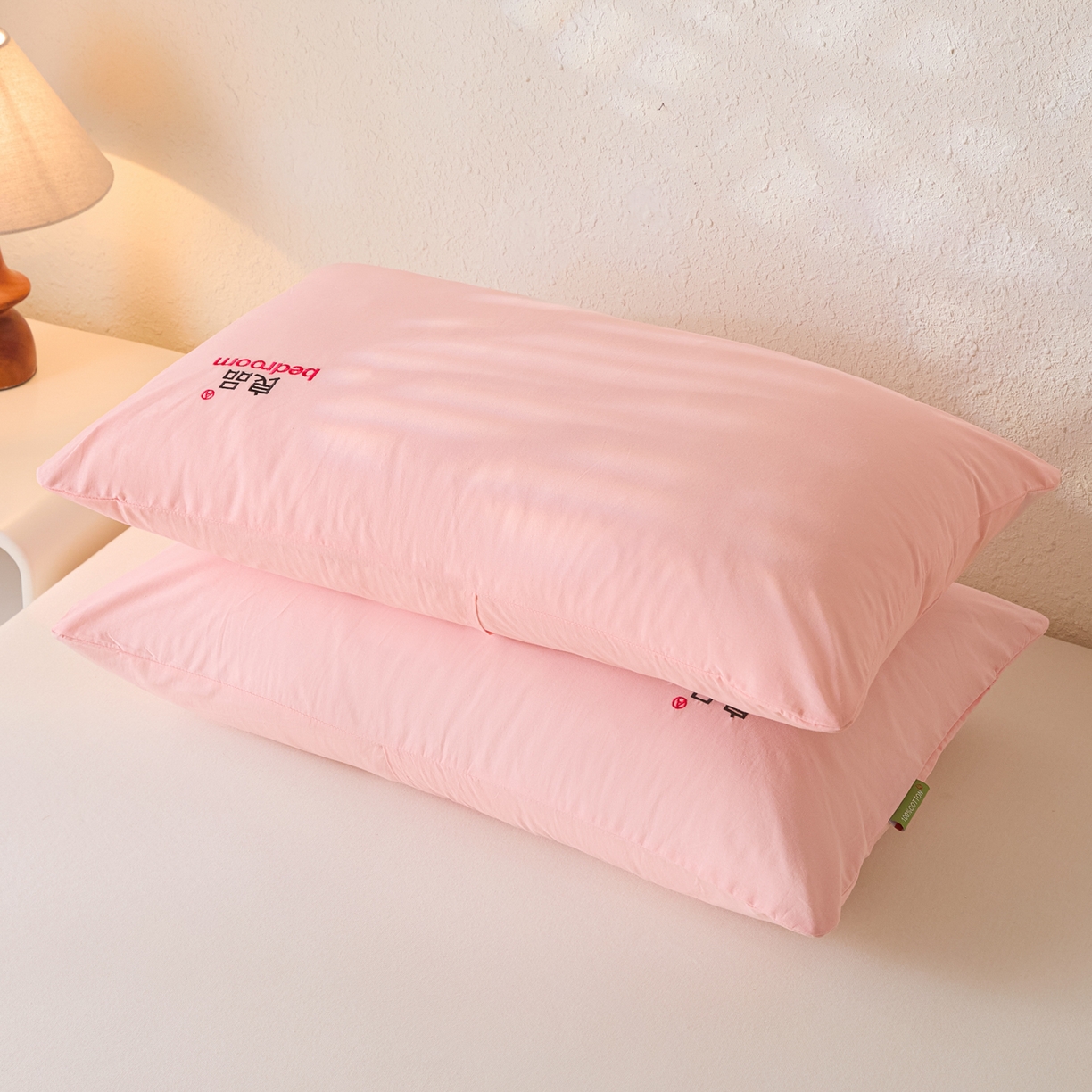 91家纺网 家纺一手货源 找家纺 芬晴家纺 2026新款条纹纯色良品刺绣枕套 纯色-嫩粉