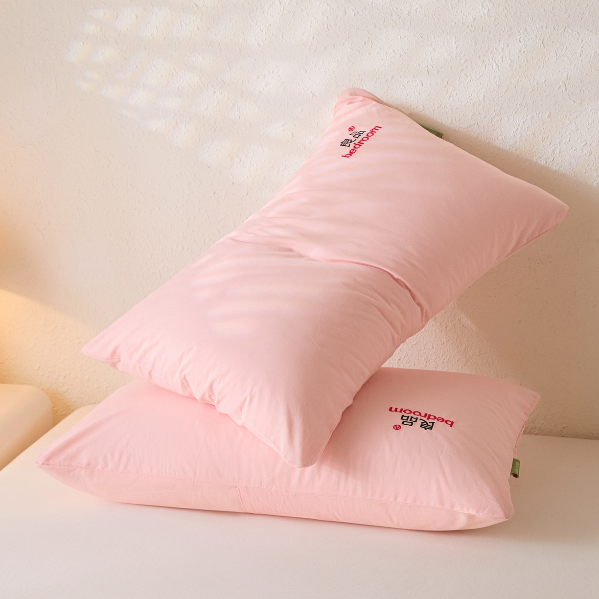 91家纺网 家纺一手货源 找家纺 芬晴家纺 2026新款条纹纯色良品刺绣枕套 纯色-嫩粉