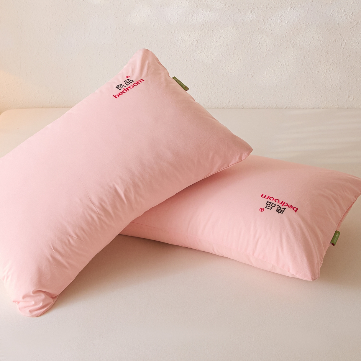 91家纺网 家纺一手货源 找家纺 芬晴家纺 2026新款条纹纯色良品刺绣枕套 纯色-嫩粉