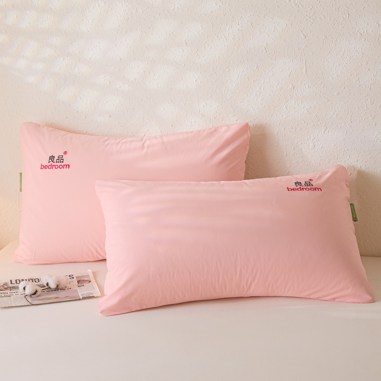 91家纺网 家纺一手货源 找家纺 芬晴家纺 2026新款条纹纯色良品刺绣枕套 纯色-嫩粉