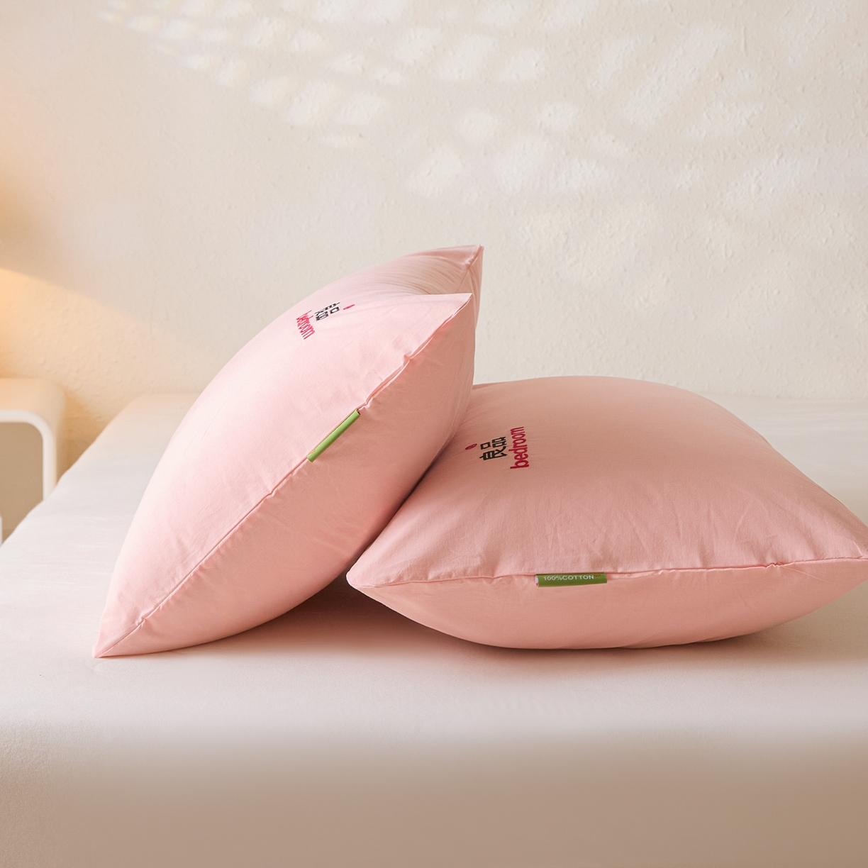 91家纺网 家纺一手货源 找家纺 芬晴家纺 2026新款条纹纯色良品刺绣枕套 纯色-嫩粉