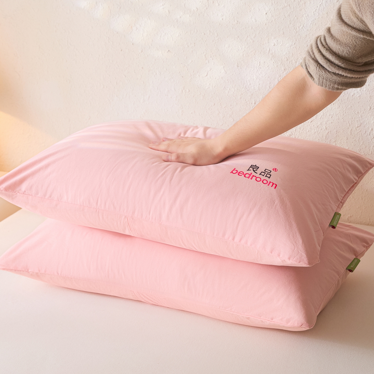 91家纺网 家纺一手货源 找家纺 芬晴家纺 2026新款条纹纯色良品刺绣枕套 纯色-嫩粉