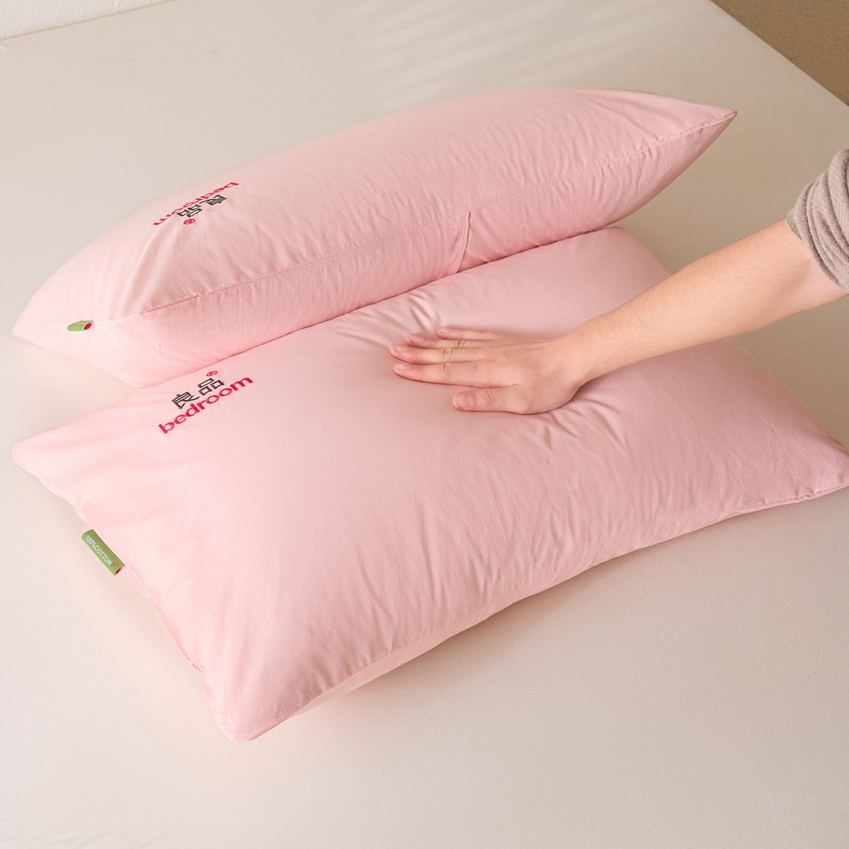 91家纺网 家纺一手货源 找家纺 芬晴家纺 2026新款条纹纯色良品刺绣枕套 纯色-嫩粉