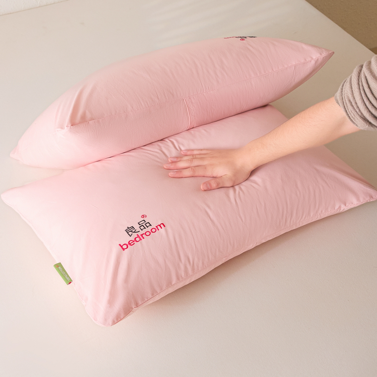 91家纺网 家纺一手货源 找家纺 芬晴家纺 2026新款条纹纯色良品刺绣枕套 纯色-嫩粉