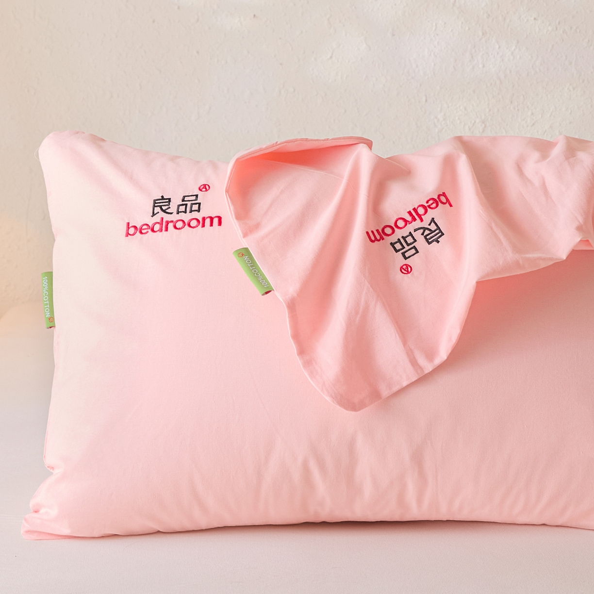 91家纺网 家纺一手货源 找家纺 芬晴家纺 2026新款条纹纯色良品刺绣枕套 纯色-嫩粉