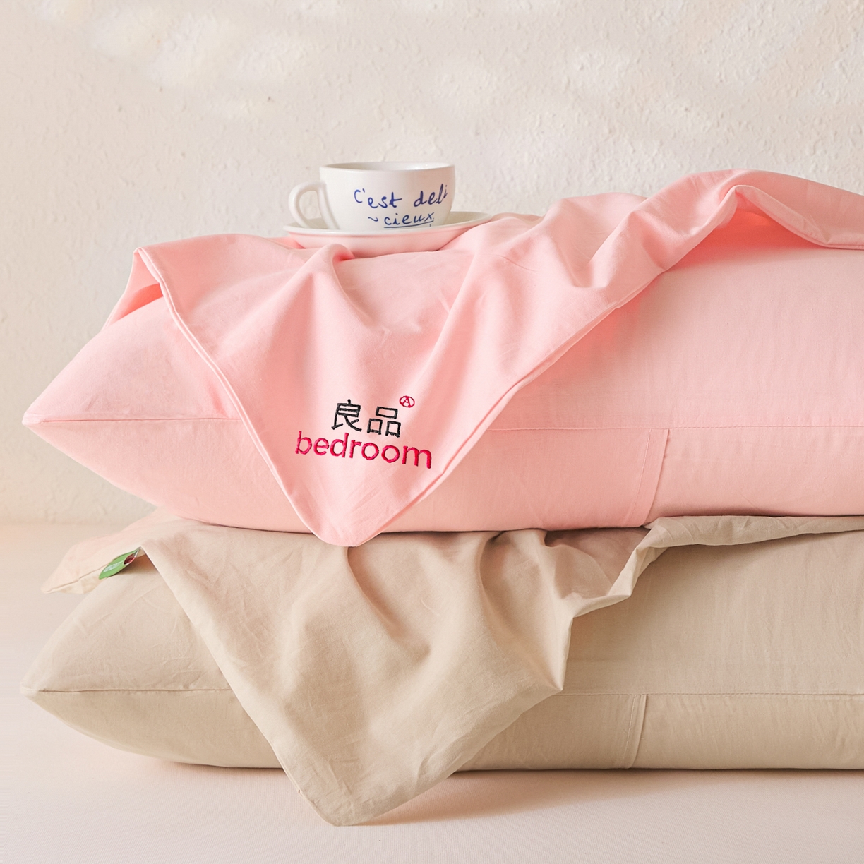 91家纺网 家纺一手货源 找家纺 芬晴家纺 2026新款条纹纯色良品刺绣枕套 纯色-嫩粉