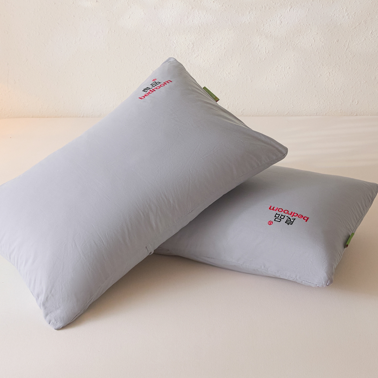 91家纺网 家纺一手货源 找家纺 芬晴家纺 2026新款条纹纯色良品刺绣枕套 纯色-浅灰