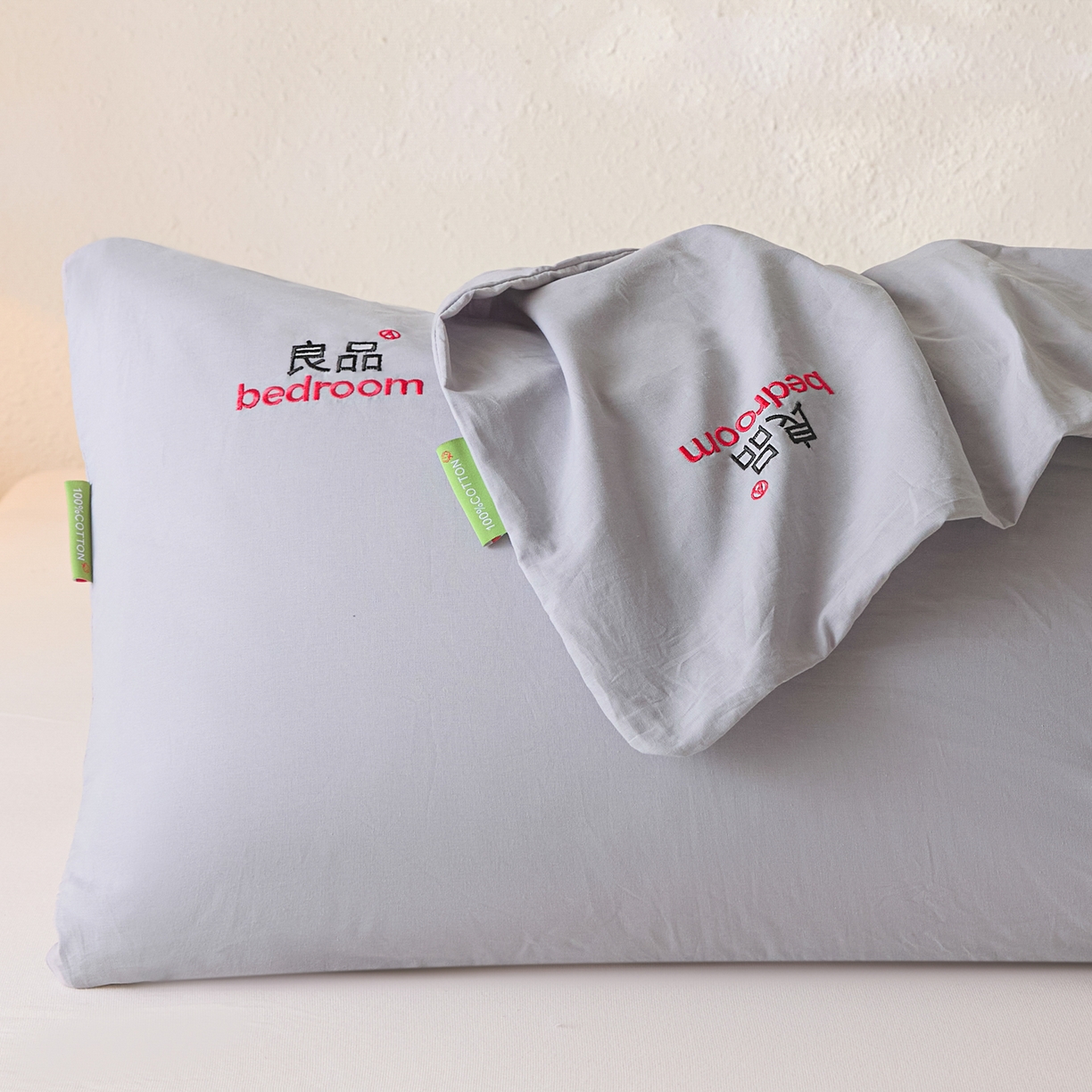 91家纺网 家纺一手货源 找家纺 芬晴家纺 2026新款条纹纯色良品刺绣枕套 纯色-浅灰