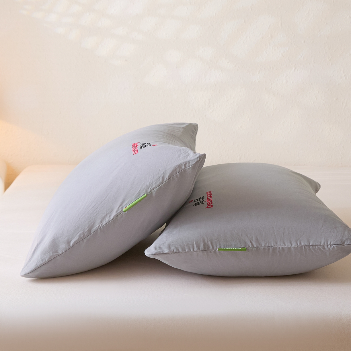 91家纺网 家纺一手货源 找家纺 芬晴家纺 2026新款条纹纯色良品刺绣枕套 纯色-浅灰