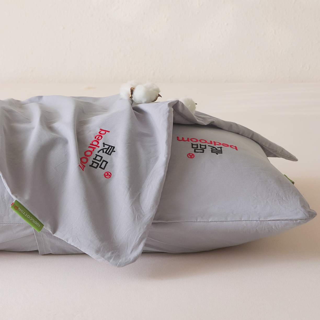 91家纺网 家纺一手货源 找家纺 芬晴家纺 2026新款条纹纯色良品刺绣枕套 纯色-浅灰