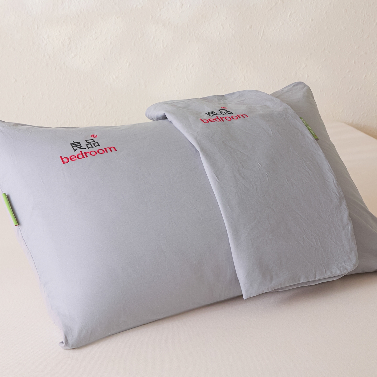 91家纺网 家纺一手货源 找家纺 芬晴家纺 2026新款条纹纯色良品刺绣枕套 纯色-浅灰