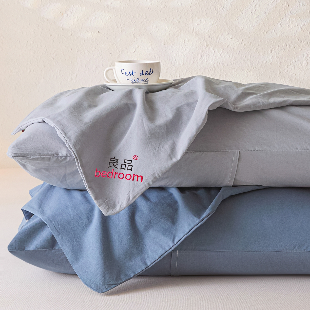 91家纺网 家纺一手货源 找家纺 芬晴家纺 2026新款条纹纯色良品刺绣枕套 纯色-浅灰