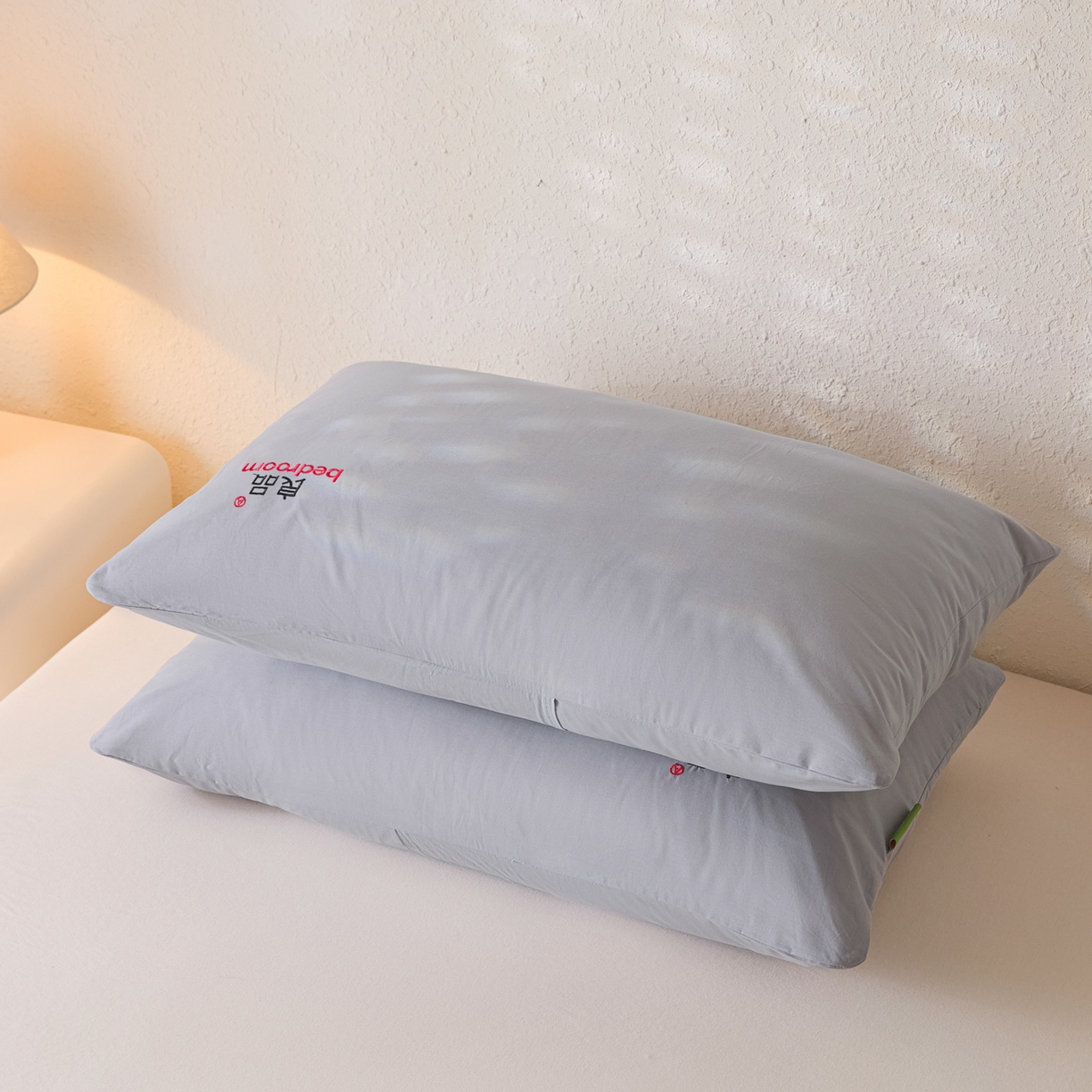 91家纺网 家纺一手货源 找家纺 芬晴家纺 2026新款条纹纯色良品刺绣枕套 纯色-浅灰