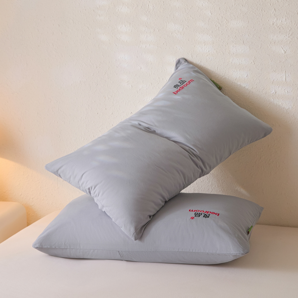 91家纺网 家纺一手货源 找家纺 芬晴家纺 2026新款条纹纯色良品刺绣枕套 纯色-浅灰