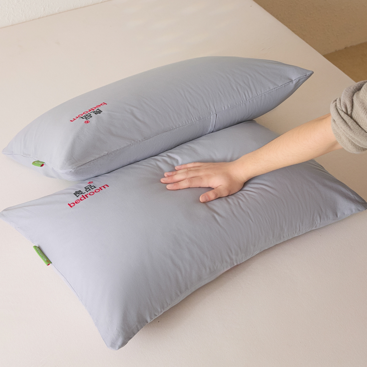 91家纺网 家纺一手货源 找家纺 芬晴家纺 2026新款条纹纯色良品刺绣枕套 纯色-浅灰