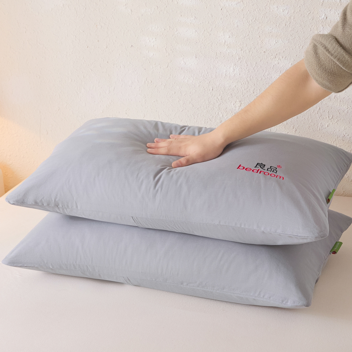 91家纺网 家纺一手货源 找家纺 芬晴家纺 2026新款条纹纯色良品刺绣枕套 纯色-浅灰