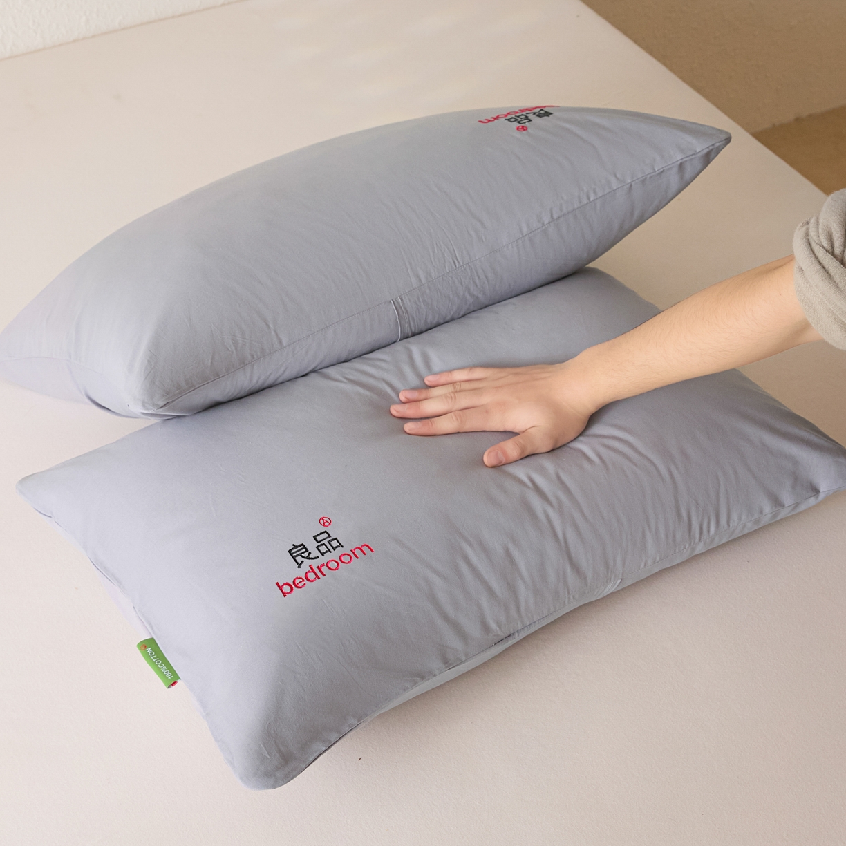 91家纺网 家纺一手货源 找家纺 芬晴家纺 2026新款条纹纯色良品刺绣枕套 纯色-浅灰