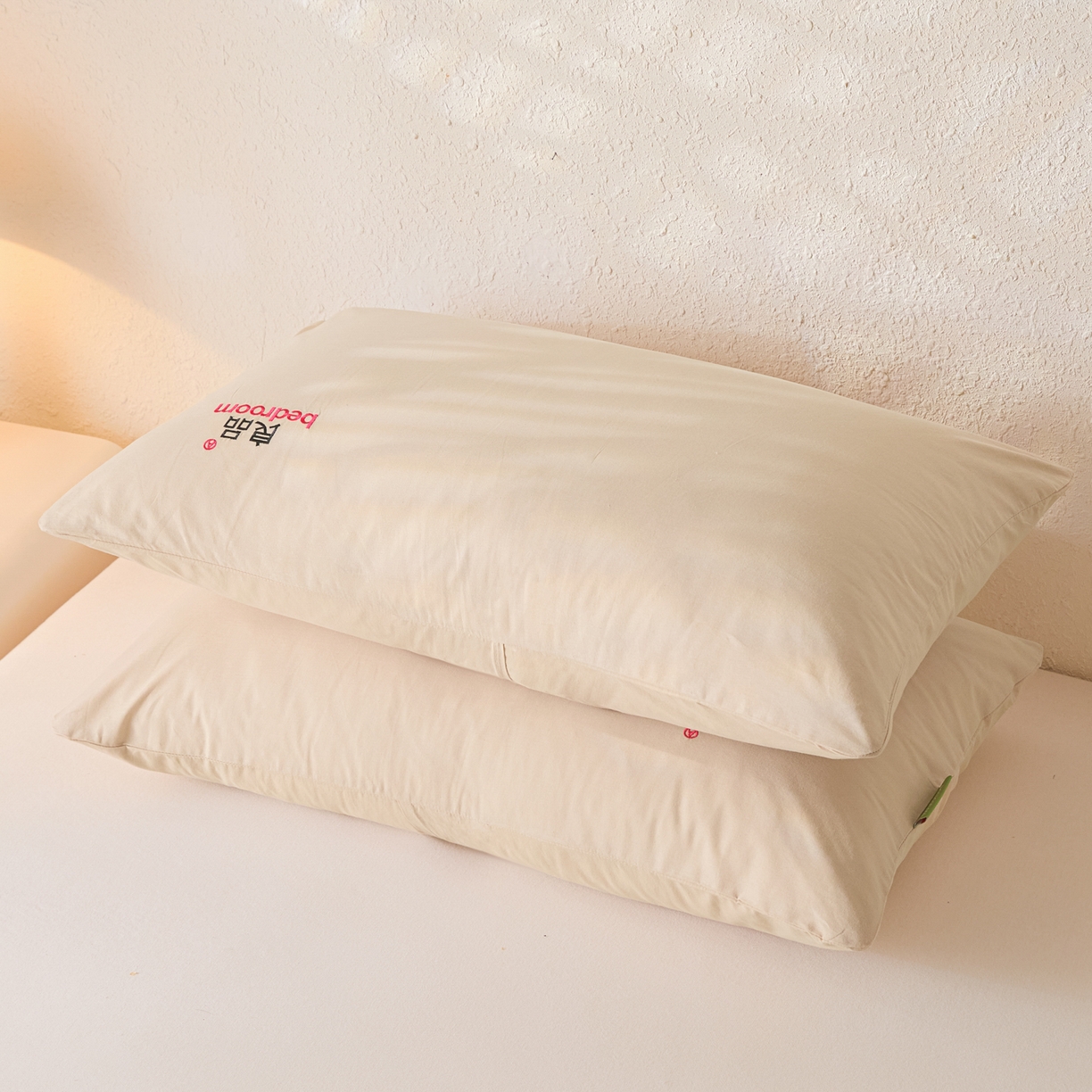 91家纺网 家纺一手货源 找家纺 芬晴家纺 2026新款条纹纯色良品刺绣枕套 纯色-浅卡