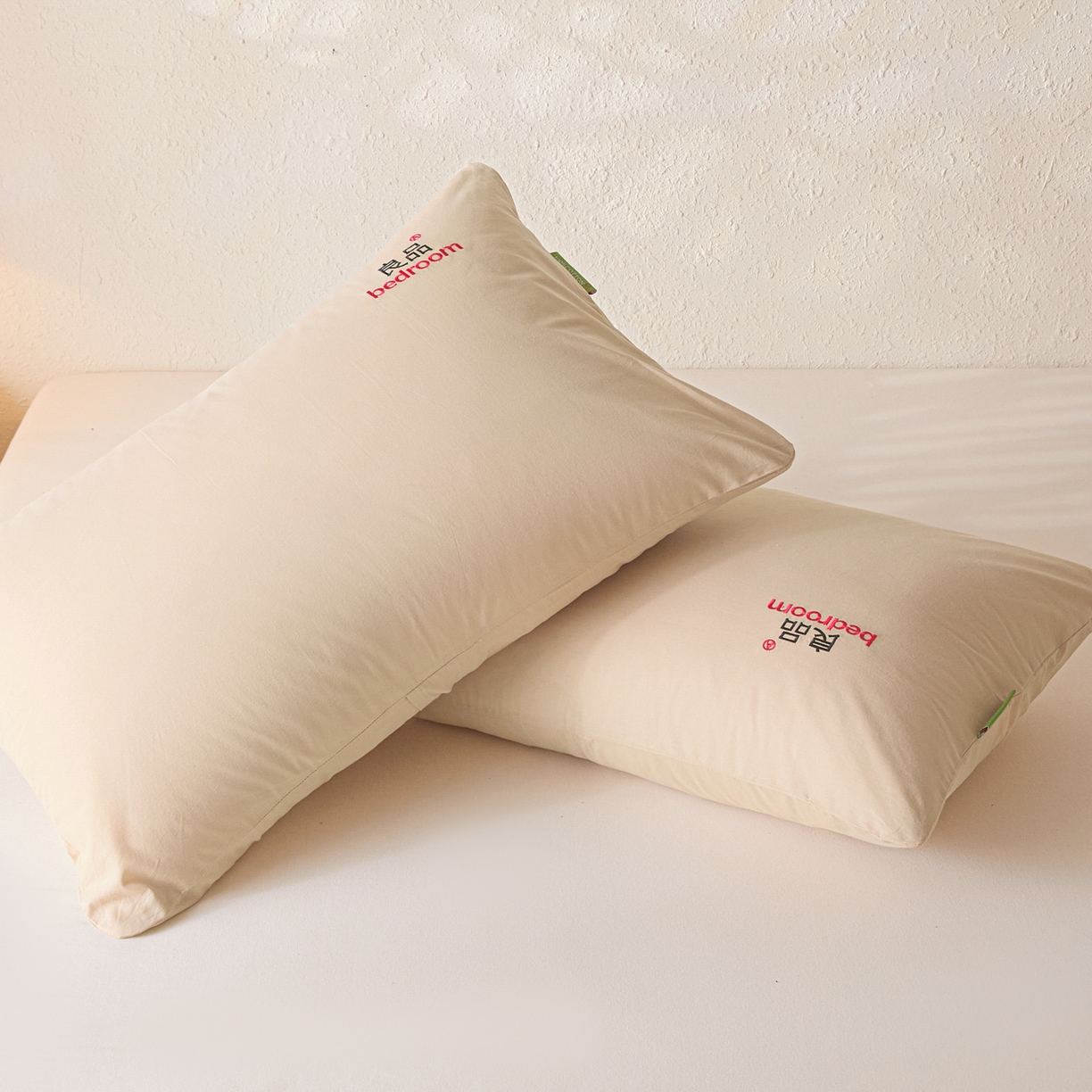 91家纺网 家纺一手货源 找家纺 芬晴家纺 2026新款条纹纯色良品刺绣枕套 纯色-浅卡