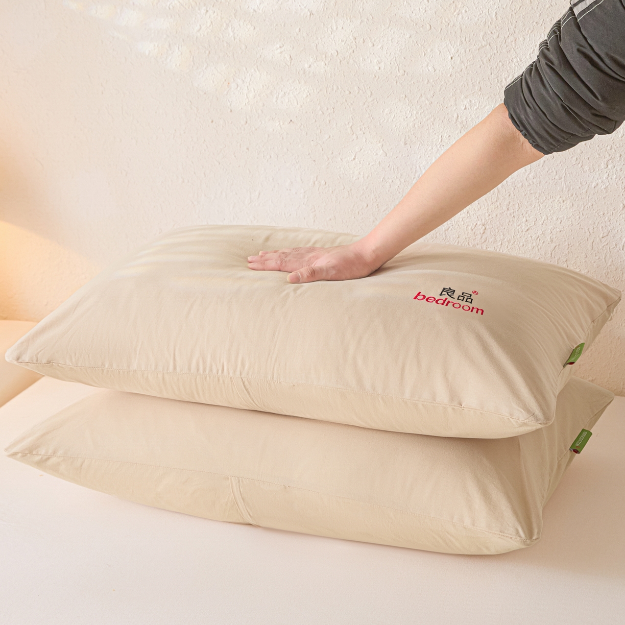 91家纺网 家纺一手货源 找家纺 芬晴家纺 2026新款条纹纯色良品刺绣枕套 纯色-浅卡