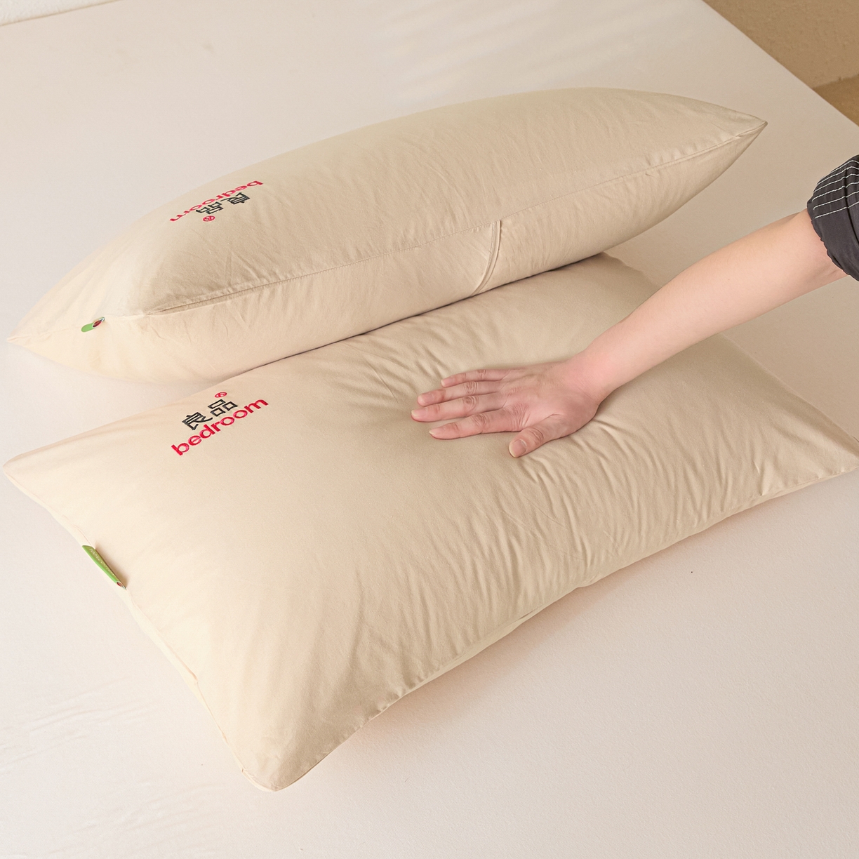 91家纺网 家纺一手货源 找家纺 芬晴家纺 2026新款条纹纯色良品刺绣枕套 纯色-浅卡