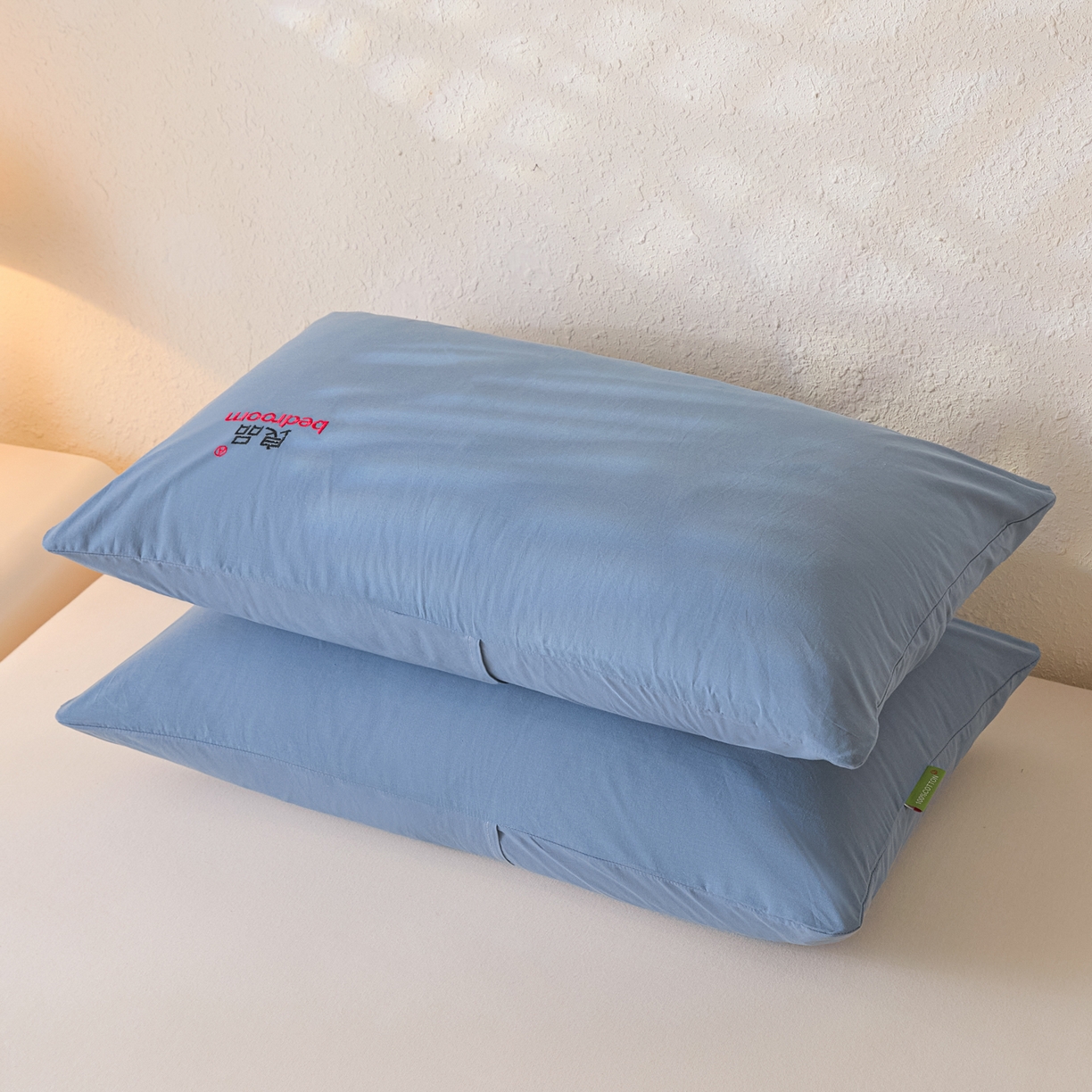 91家纺网 家纺一手货源 找家纺 芬晴家纺 2026新款条纹纯色良品刺绣枕套 纯色-雾蓝