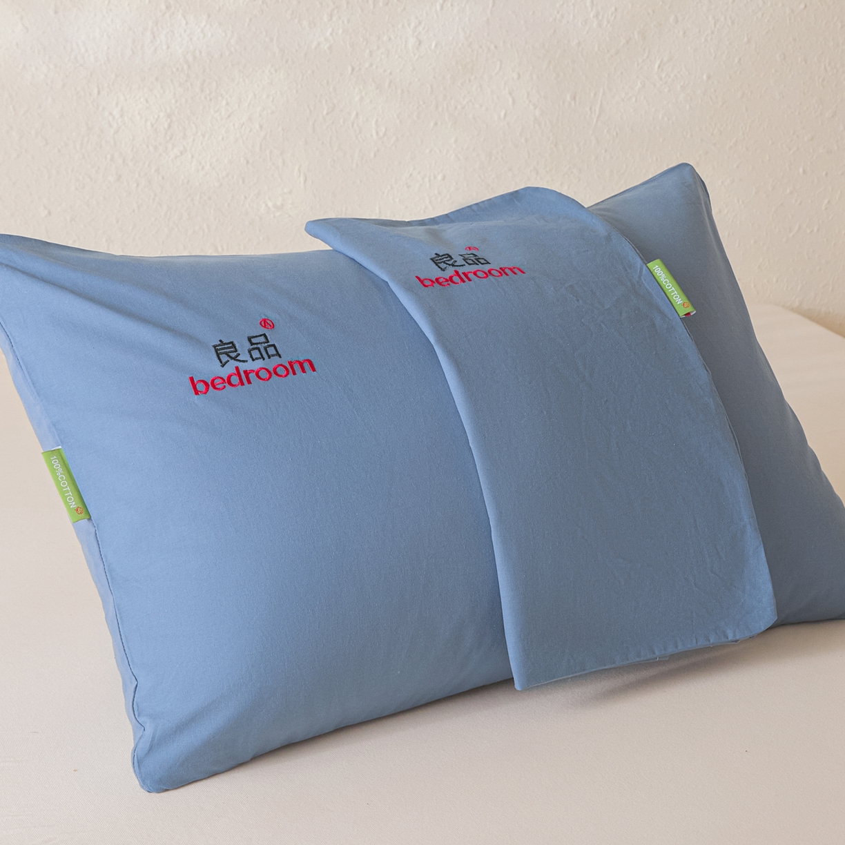 91家纺网 家纺一手货源 找家纺 芬晴家纺 2026新款条纹纯色良品刺绣枕套 纯色-雾蓝