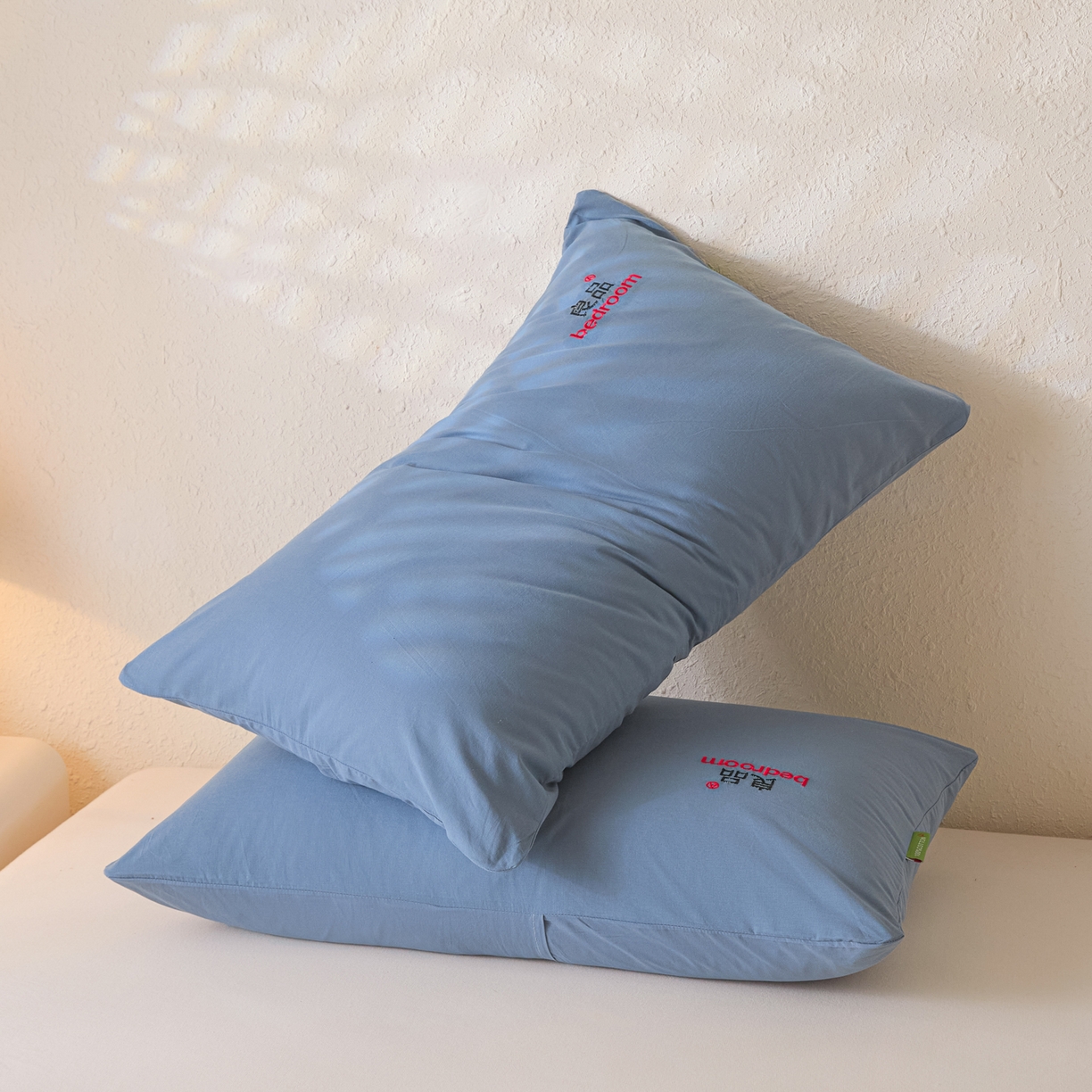 91家纺网 家纺一手货源 找家纺 芬晴家纺 2026新款条纹纯色良品刺绣枕套 纯色-雾蓝