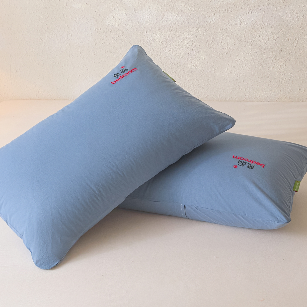 91家纺网 家纺一手货源 找家纺 芬晴家纺 2026新款条纹纯色良品刺绣枕套 纯色-雾蓝