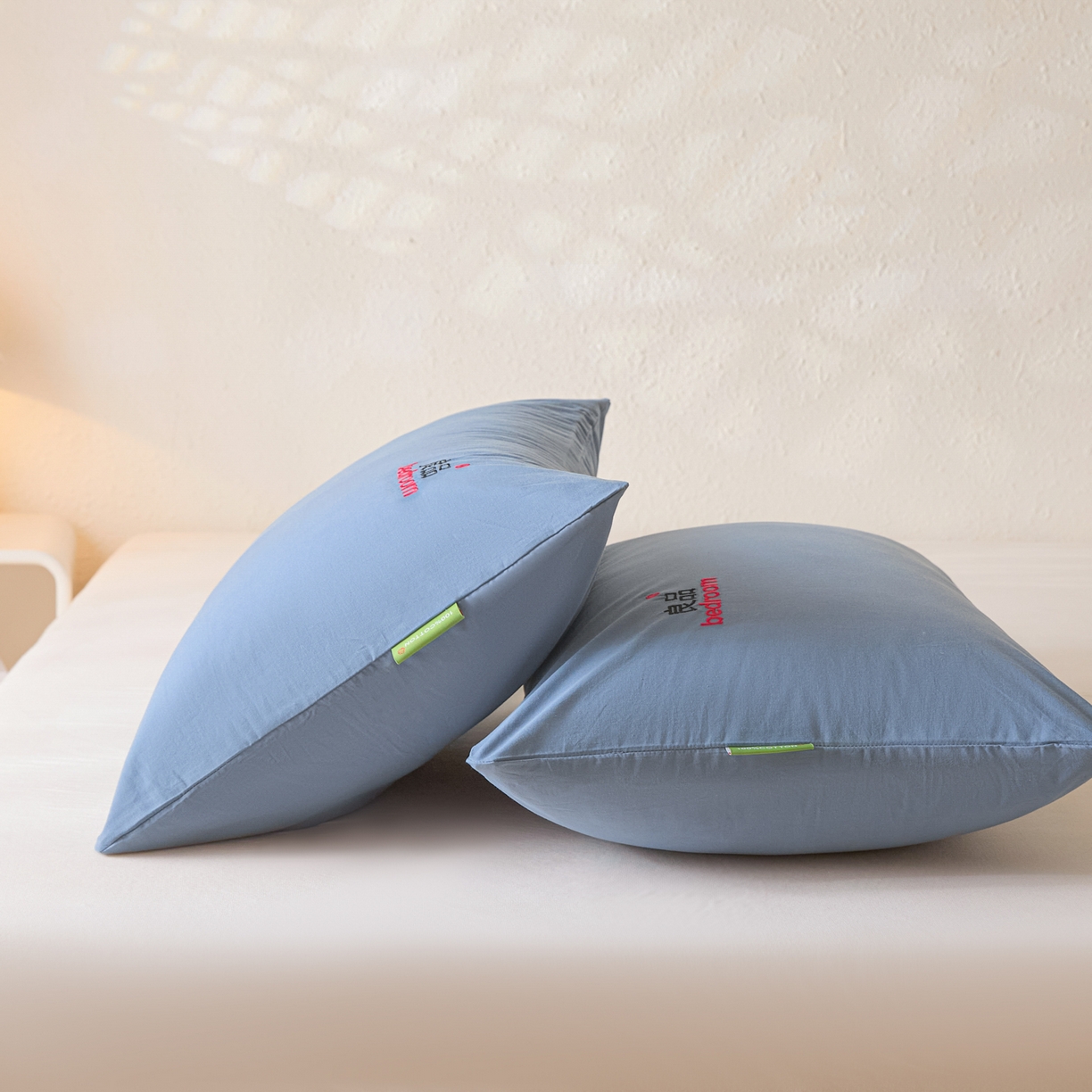 91家纺网 家纺一手货源 找家纺 芬晴家纺 2026新款条纹纯色良品刺绣枕套 纯色-雾蓝